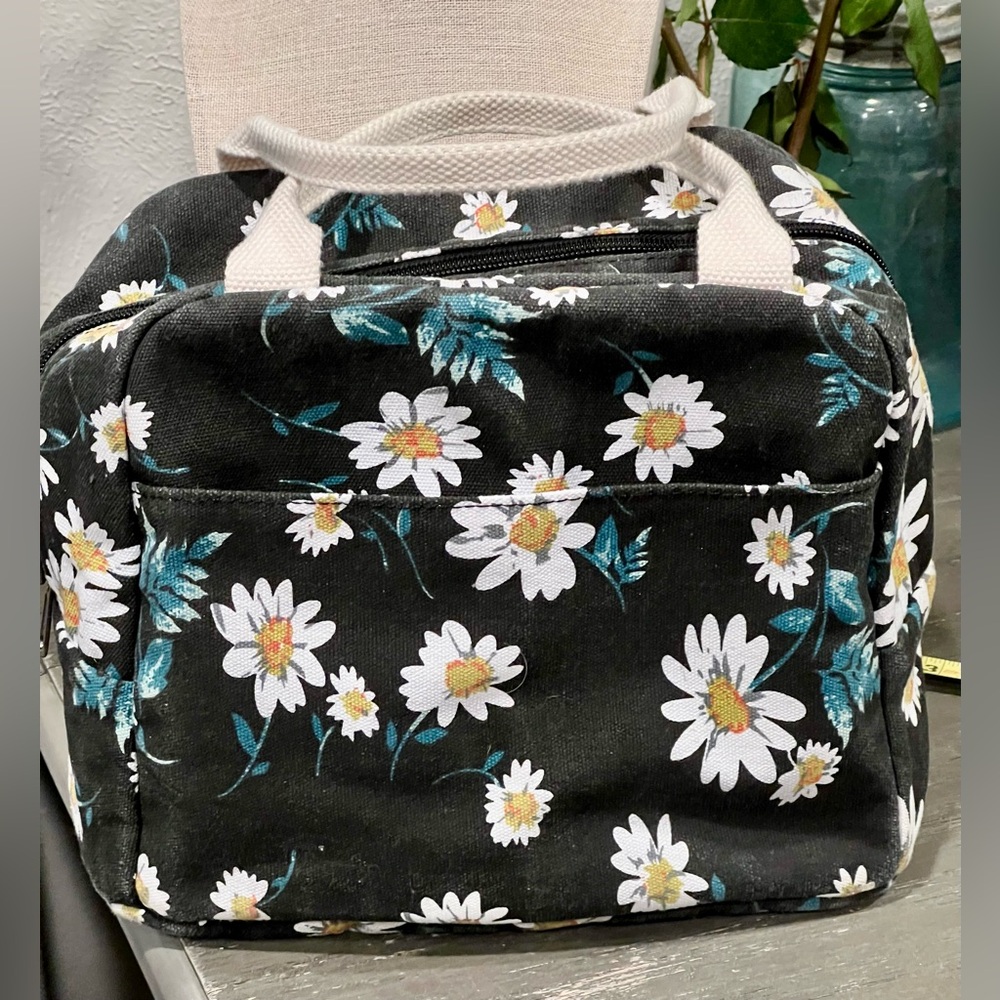 Black and White Floral Pattern Insulated Lunch Bag